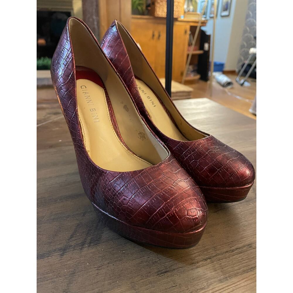 6/$25 Gianni Bini Ruby Red Crocodile Platform Heels - Picture 2 of 6